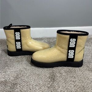 UGG Women's Classic Clear Mini Boot Size 7 US Natural/Black Shearling EUC